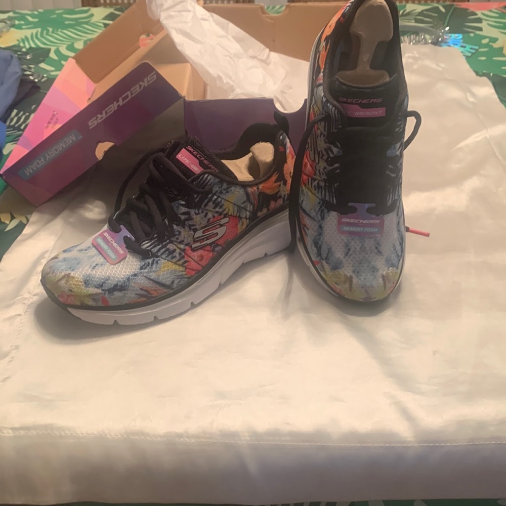 Sketchers women’s tropical print on mesh upper lace up design.
